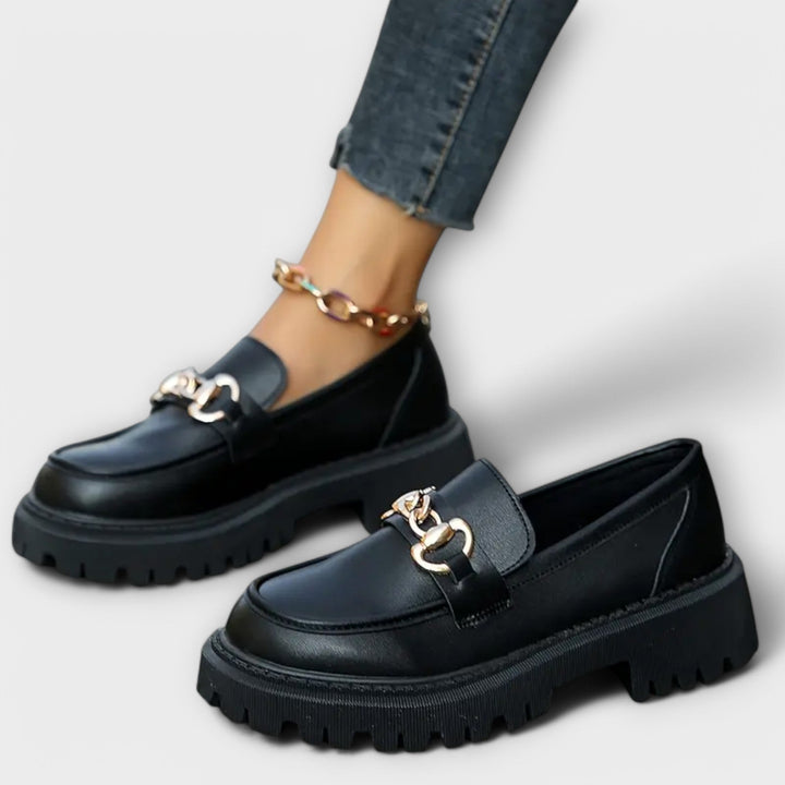 Chic Plateau Loafer for kvinner med spenne detaljer