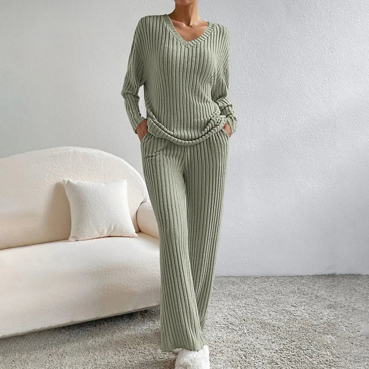 Edina – V-hals og strikket mønster to-delt antrekk